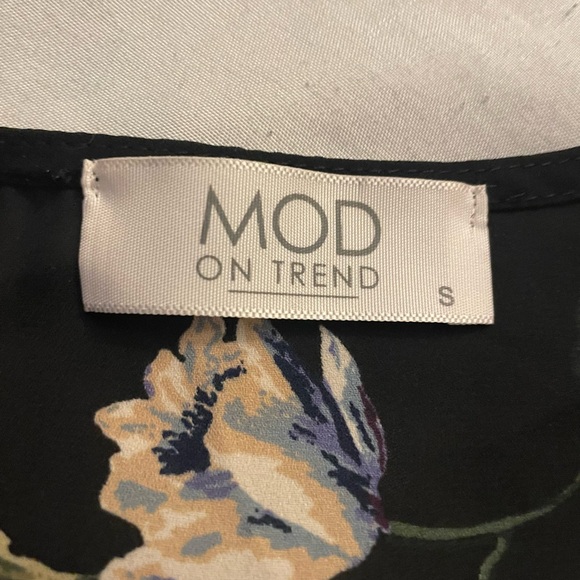 Mod On Trend Black/Navy Floral Romper Size Small - Picture 3 of 5